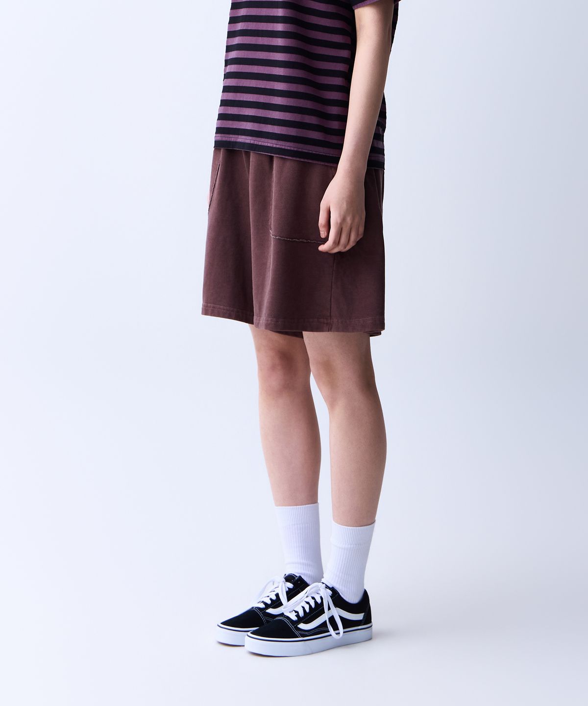 에이던엠(ADERNM) CUT-OUT POCKET PIGMENT BERMUDA SWEAT SHORTS (BROWN)