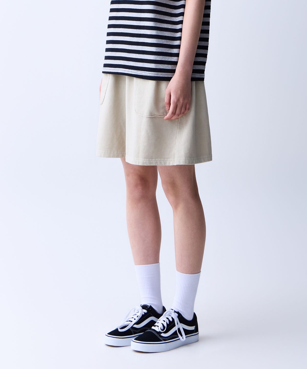 에이던엠(ADERNM) CUT-OUT POCKET PIGMENT BERMUDA SWEAT SHORTS (BEIGE)