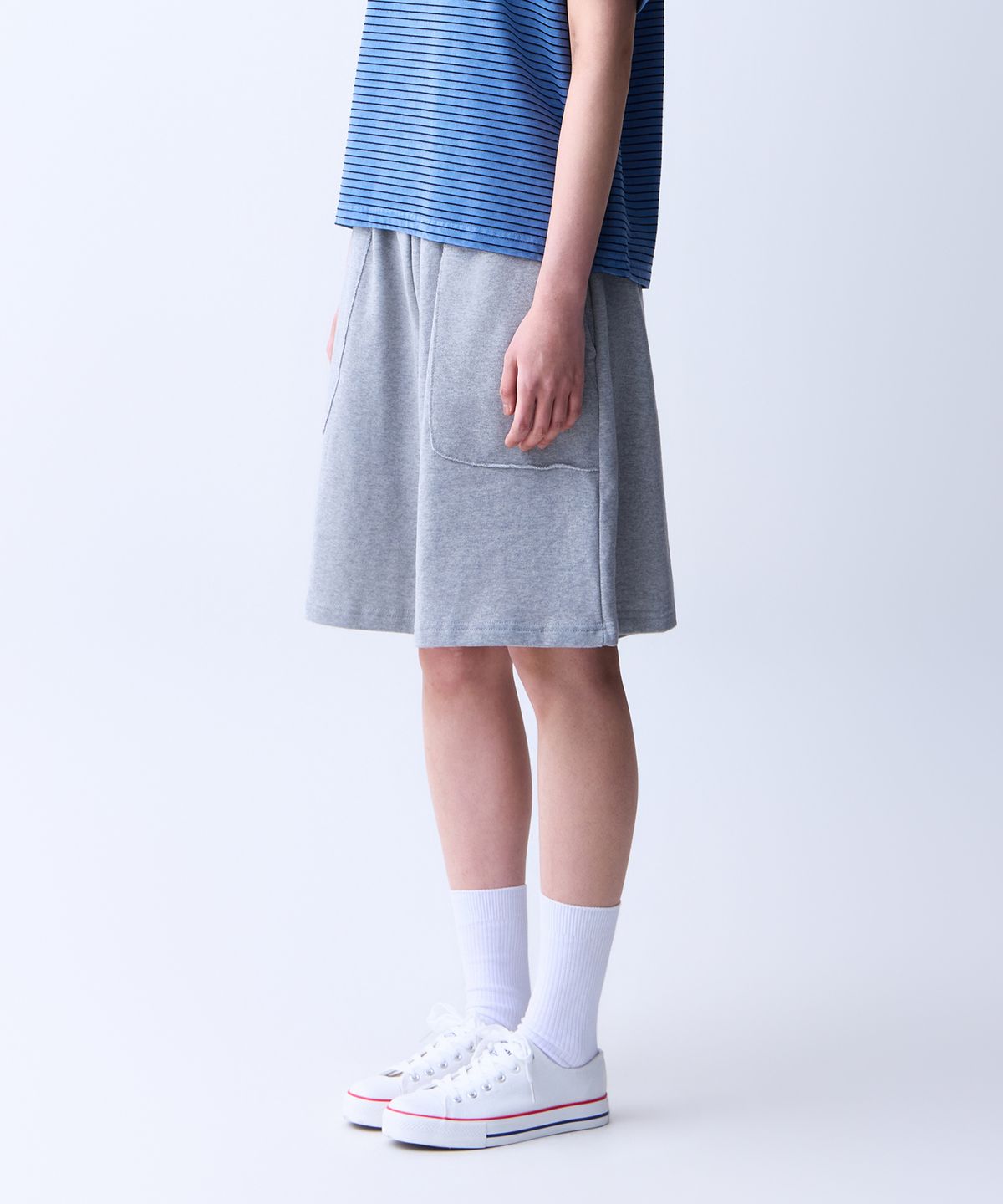 에이던엠(ADERNM) CUT-OUT POCKET PIGMENT BERMUDA SWEAT SHORTS (GRAY)