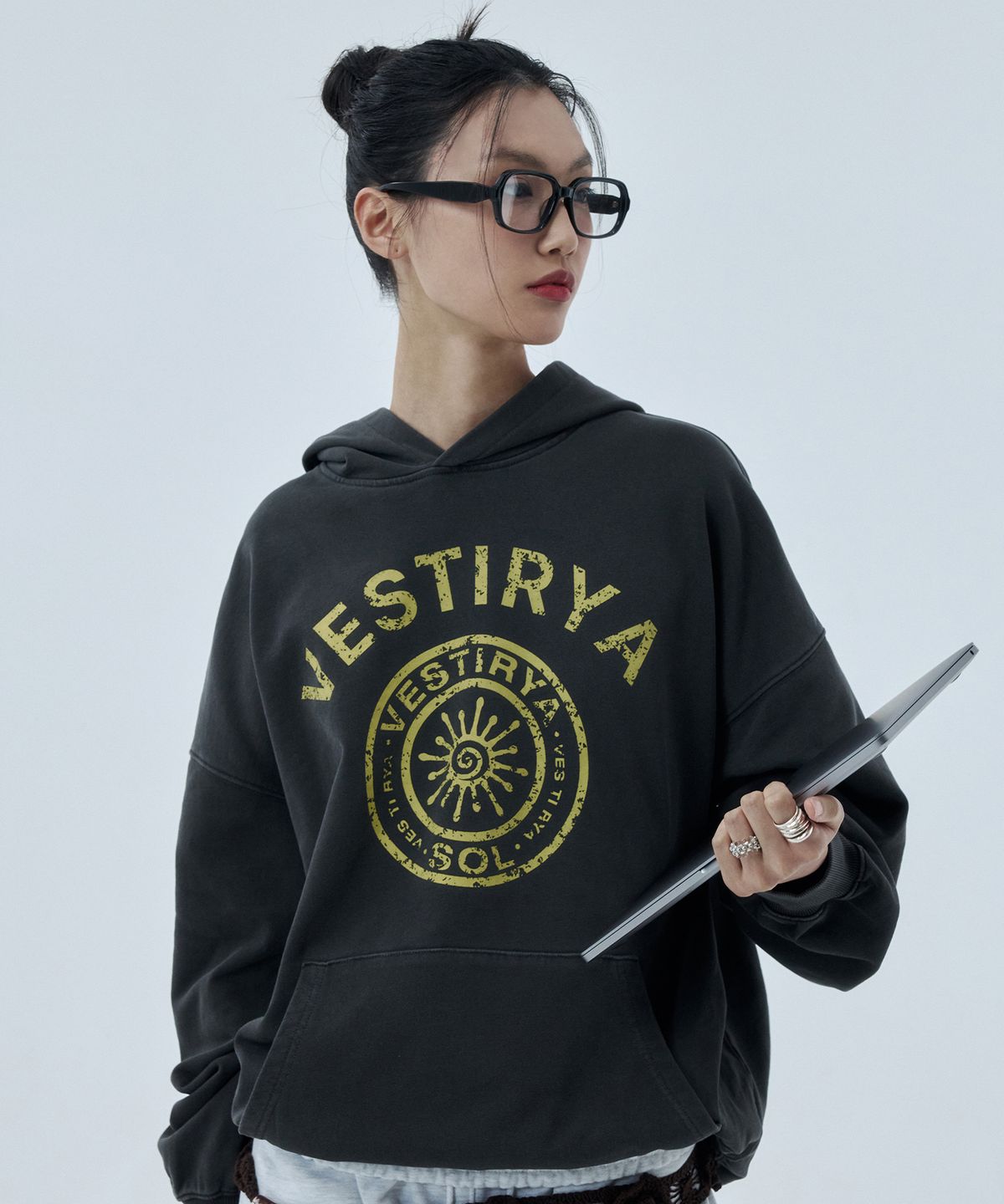 베스티리아(VESTIRYA) Varsity Emblem Over fit Hoodie Charcoal