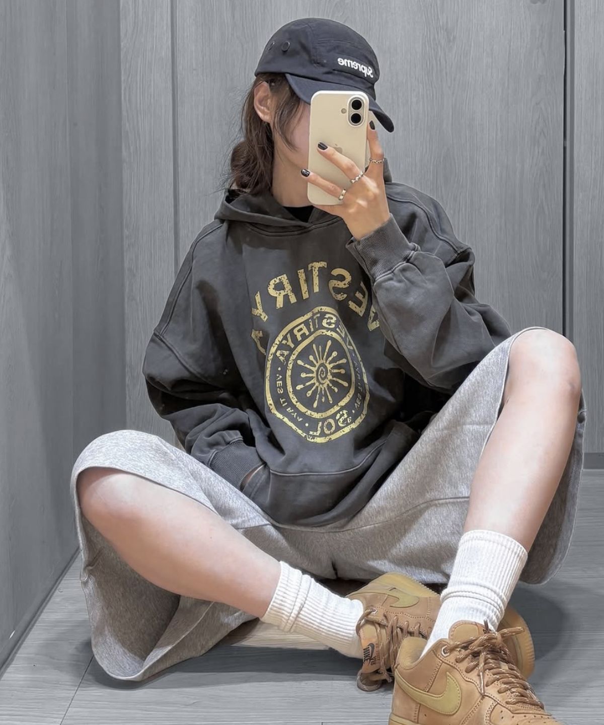 베스티리아(VESTIRYA) Varsity Emblem Over fit Hoodie Charcoal
