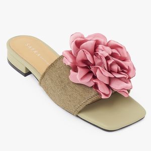에디션 플라워 장식 뮬 샌들 O55M151
