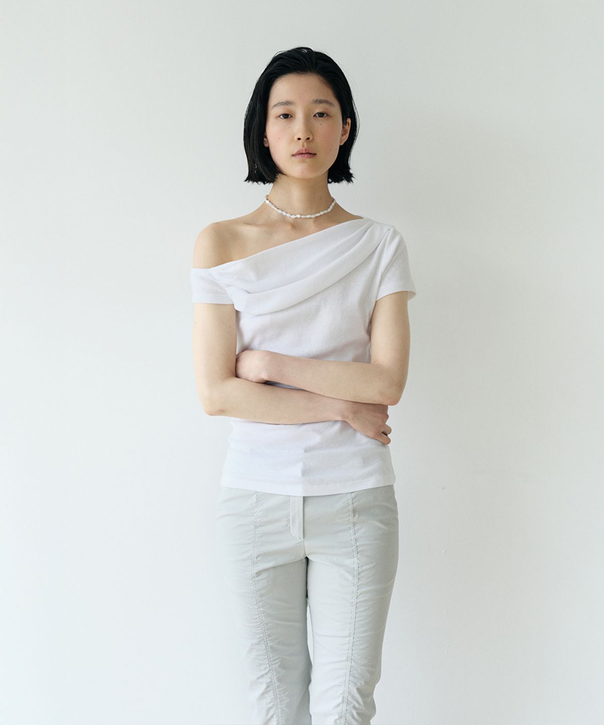 로우타이드(LOW TIDE) OFF SHOULDER DRAPE T-SHIRT [WHITE]