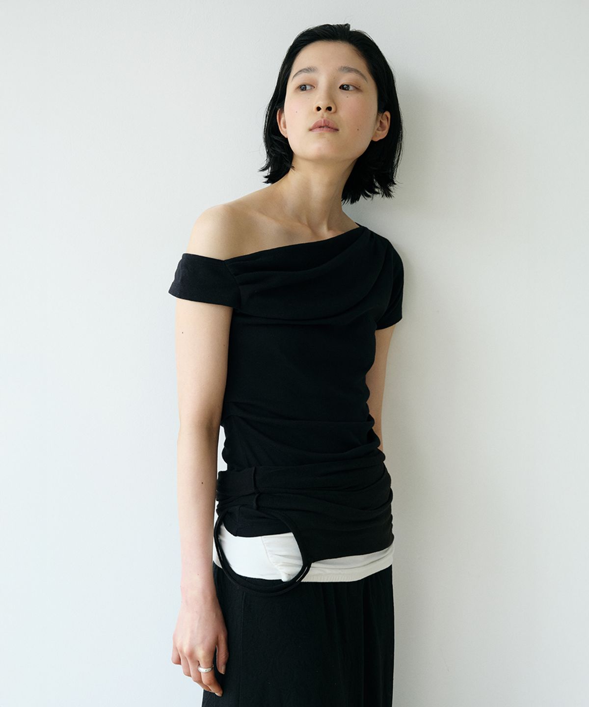 로우타이드(LOW TIDE) OFF SHOULDER DRAPE T-SHIRT [BLACK]