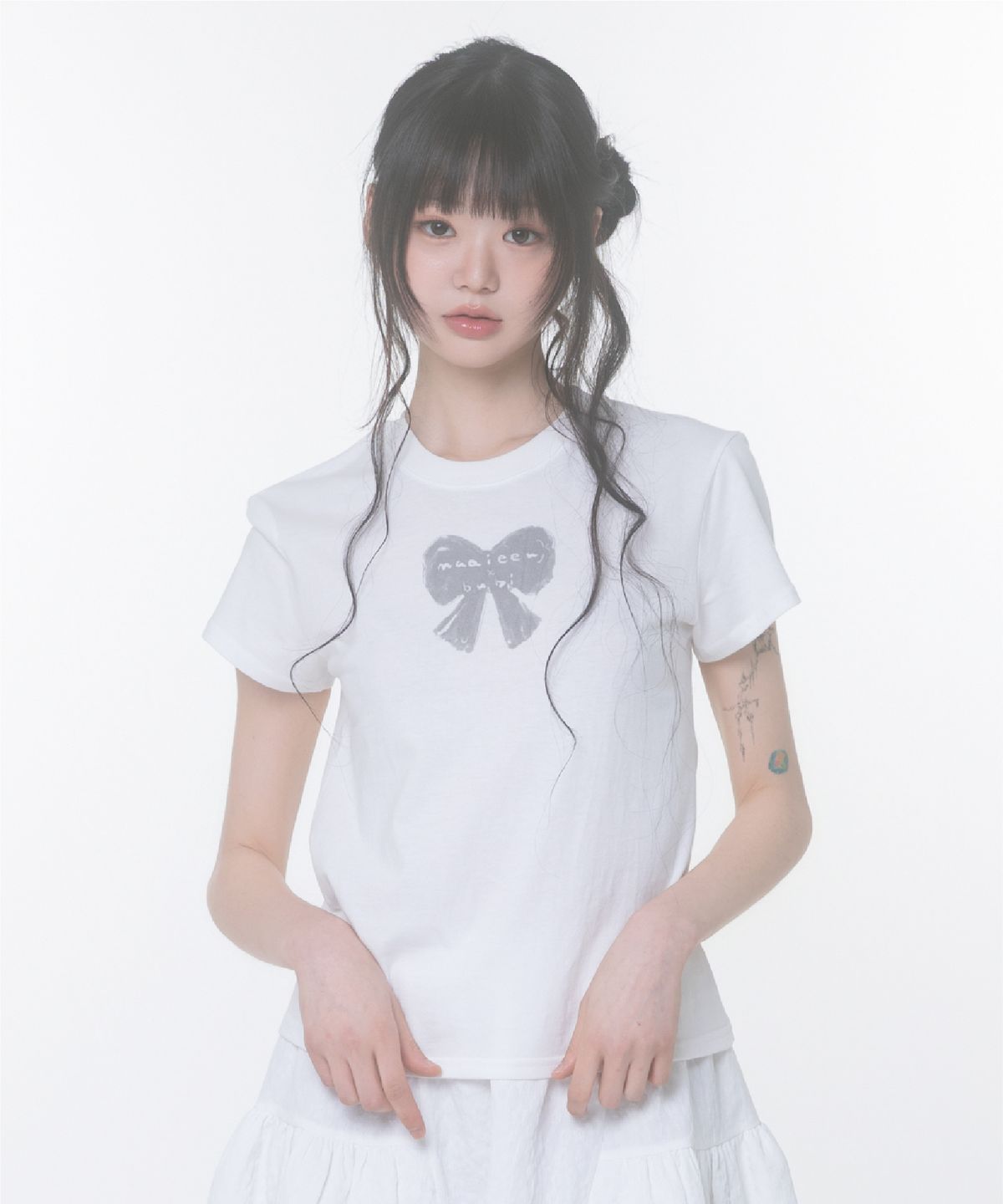 나이엔(NAAIEEN) Bubi 리본 콜라보 슬림핏 티셔츠 아이보리
