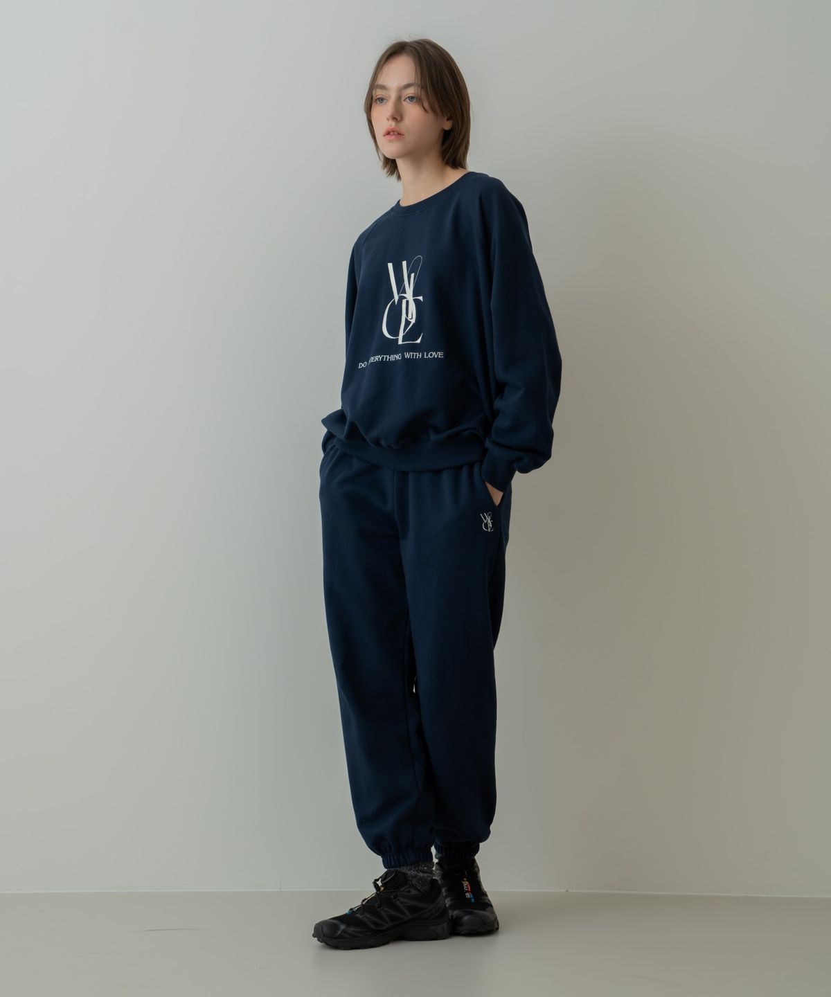 위오이(WIOE) Wioe Logo Sweat Pants_Navy