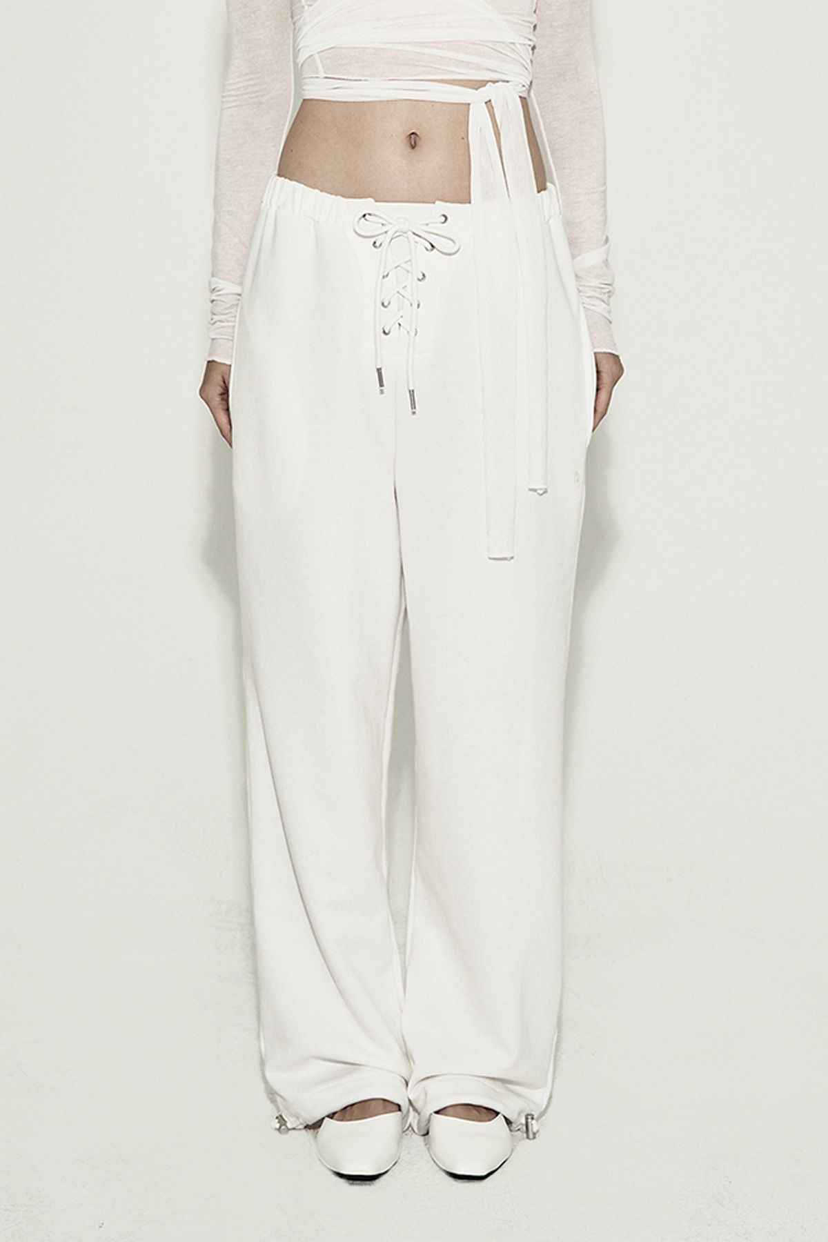 시너진(SYNERJYN) EYELET WIDE SWEATPANTS WHITE
