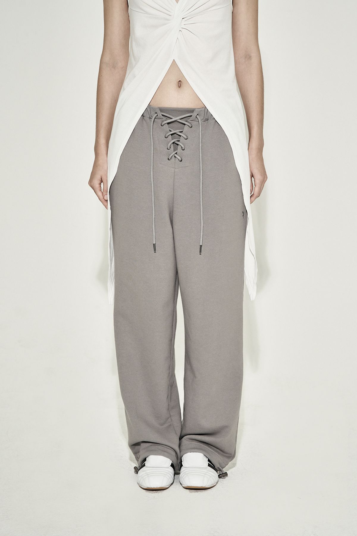 시너진(SYNERJYN) EYELET WIDE SWEATPANTS GRAY
