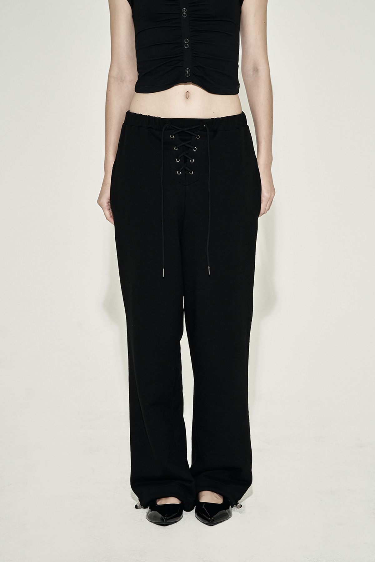 시너진(SYNERJYN) EYELET WIDE SWEATPANTS BLACK