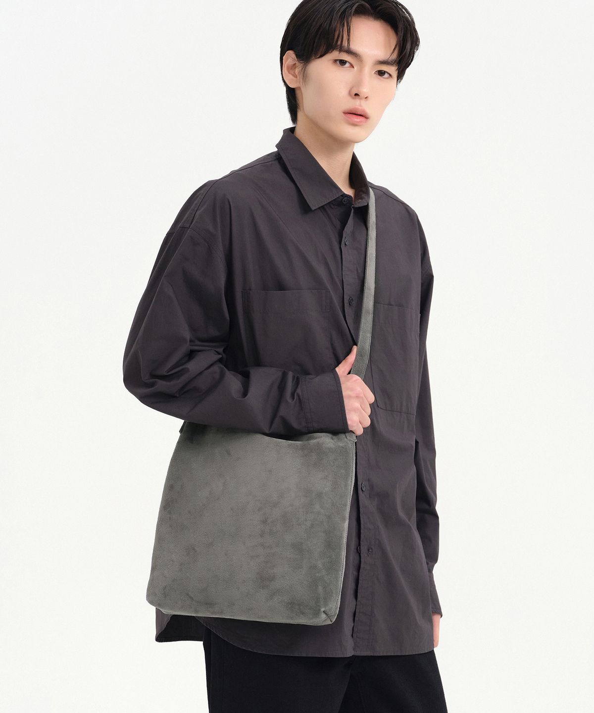 무신사 스탠다드(MUSINSA STANDARD) 피그 스킨 크로스 백 [미디엄 그레이]