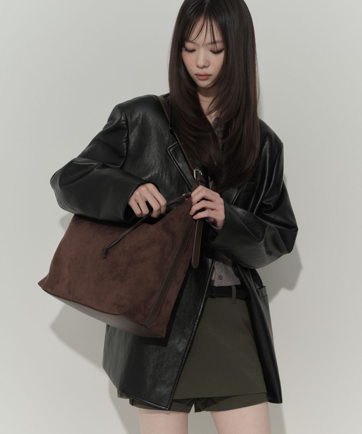 무신사 스탠다드 우먼(MUSINSA STANDARD WOMAN) 우먼즈 신세틱 스웨이드 슬라우치 숄더 백 [다크 브라운]
