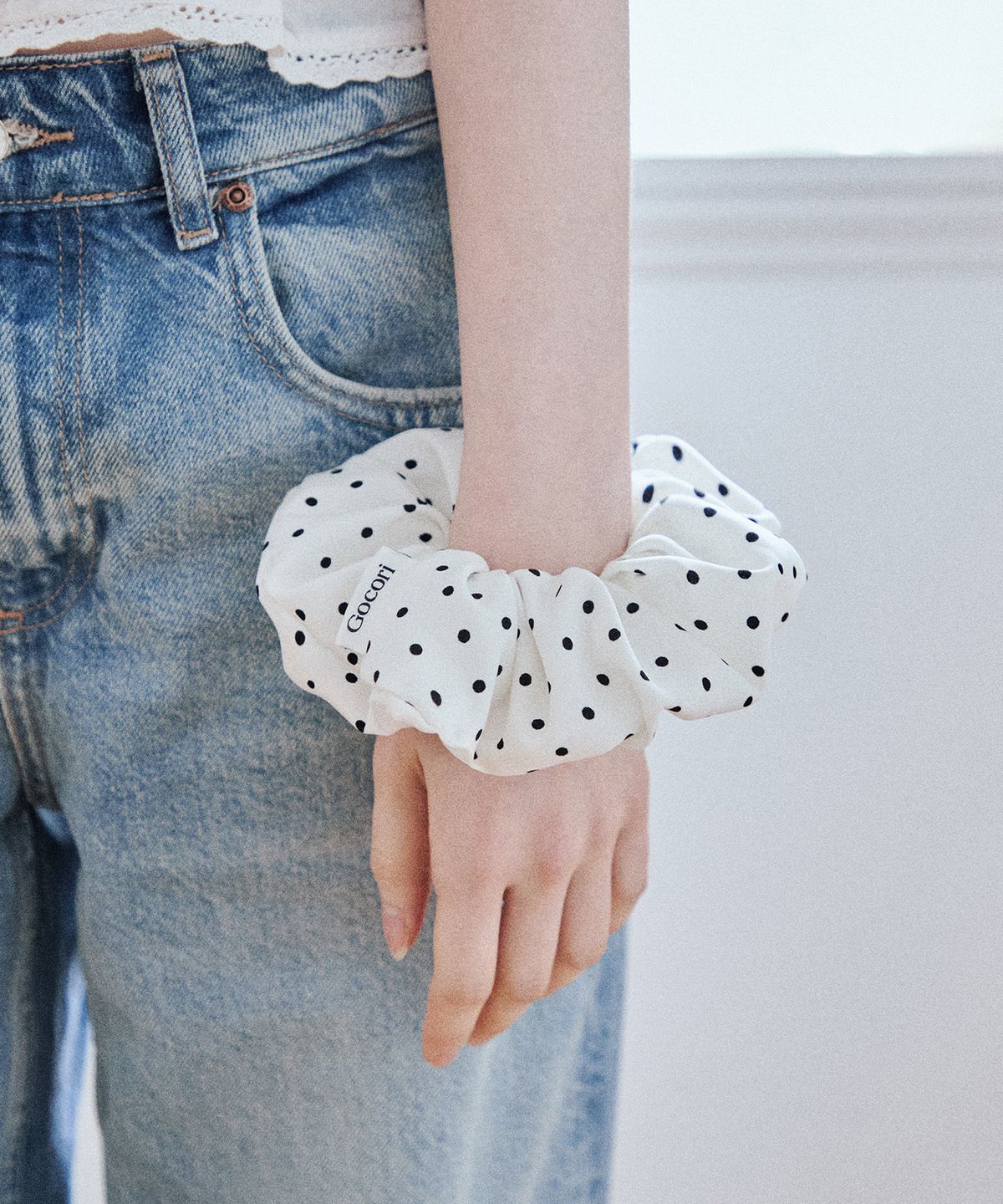 고코리(GOCORI) Dot Scrunchie - White 스크런치
