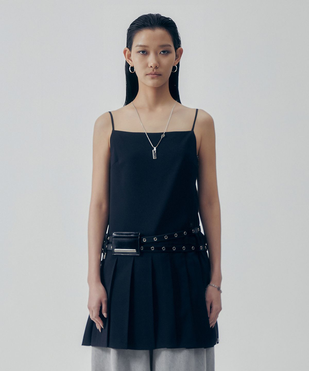 트리밍버드(TREEMINGBIRD) Apron Pleated One-piece [ Black ]