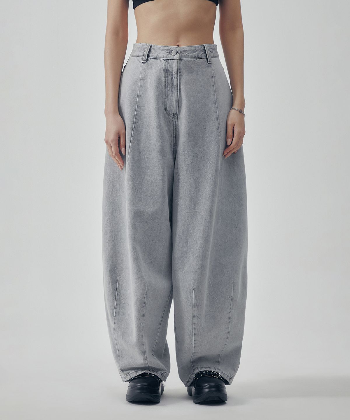 트리밍버드(TREEMINGBIRD) Curved Balloon Fit Denim Pants [ Gray ]