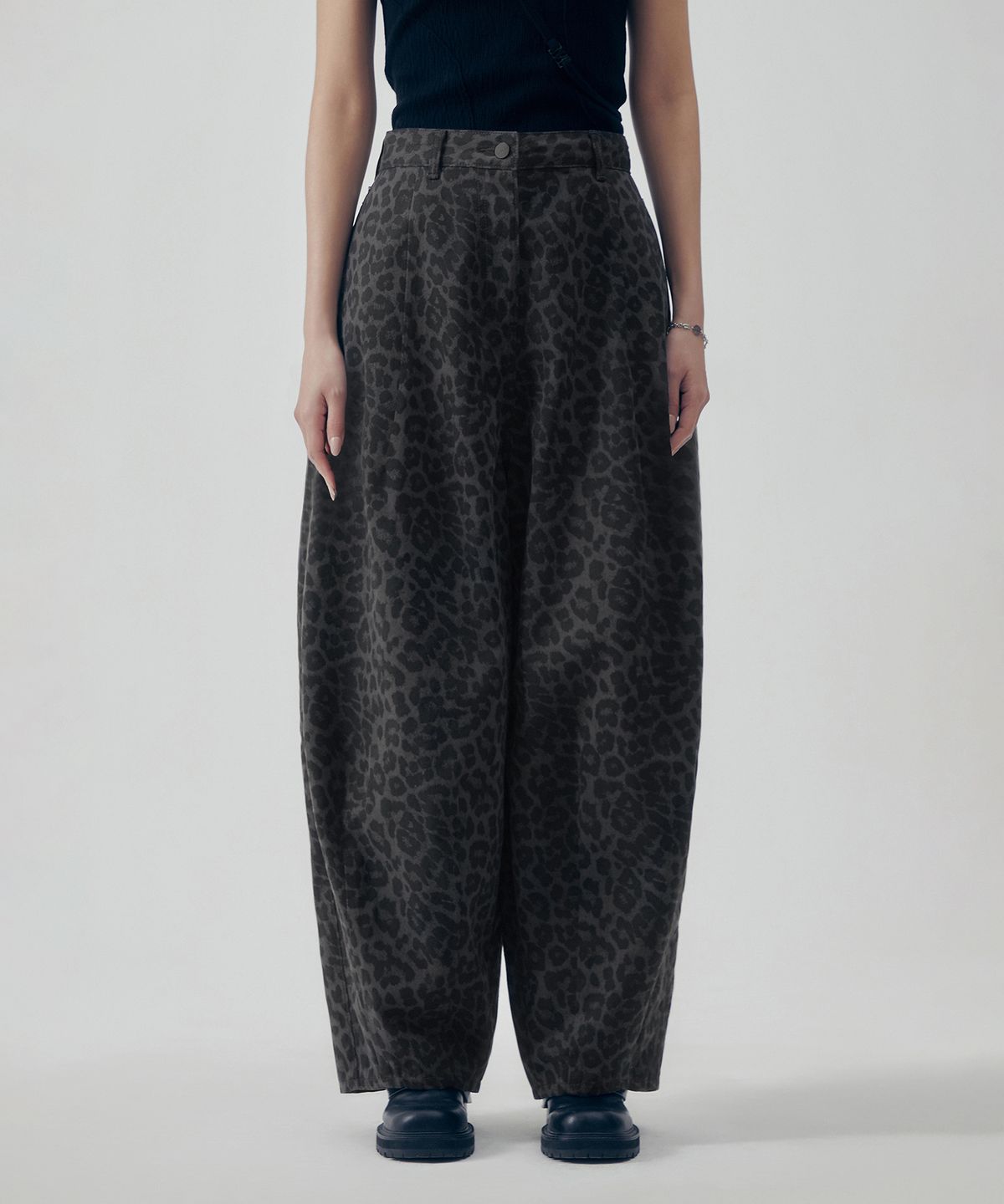 트리밍버드(TREEMINGBIRD) Leopard Curved Balloon Fit Denim Pants [ Multi ]