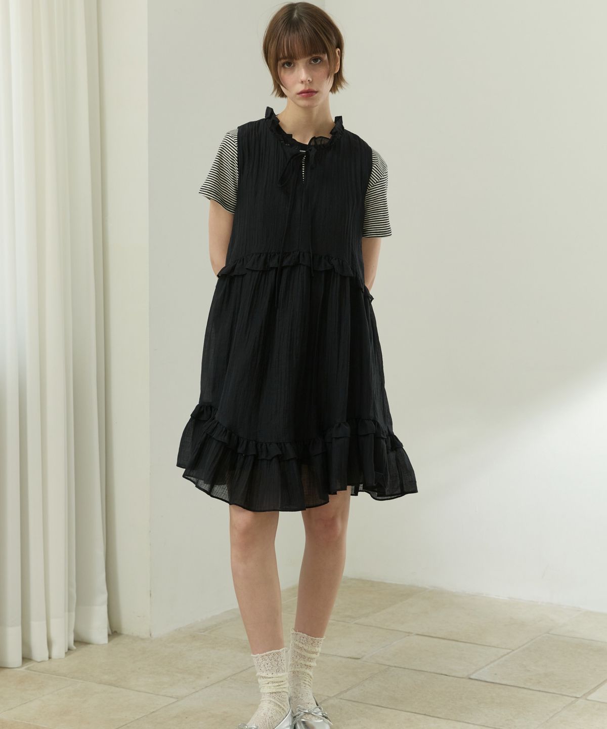위오이(WIOE) Shallot Ruffle Sleeveless Dress_Black