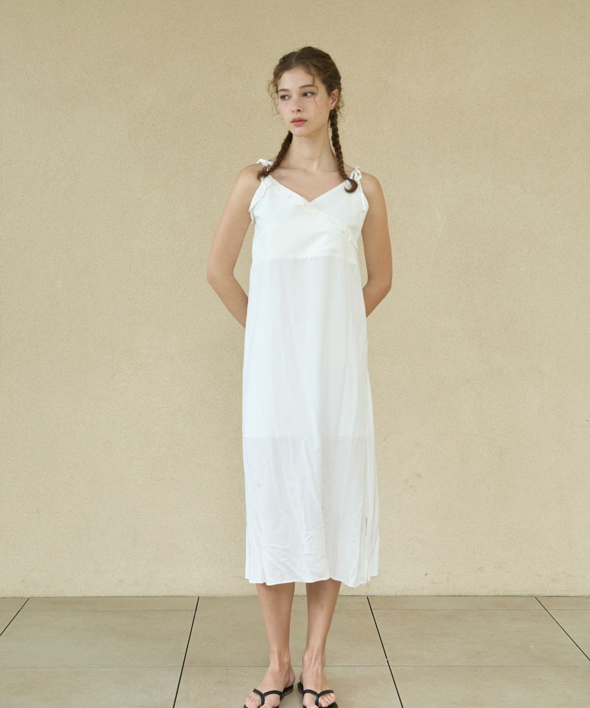위오이(WIOE) Roman Silky Sleeveless Dress_White