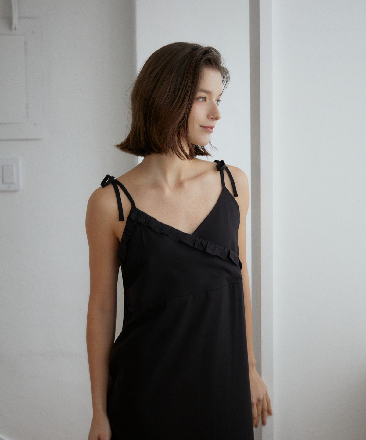 위오이(WIOE) Roman Silky Sleeveless Dress_Black