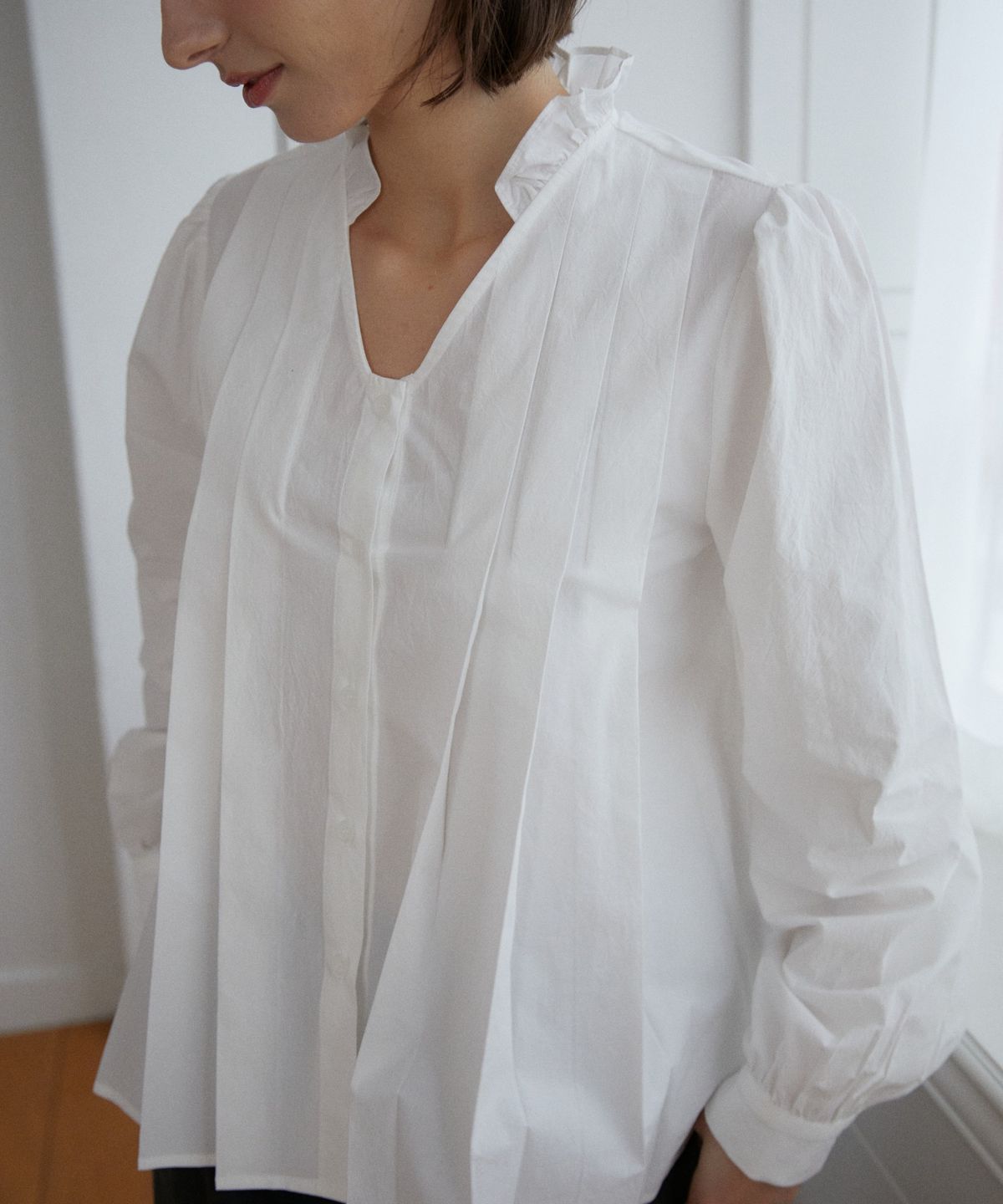 위오이(WIOE) Mori Frill Pintuck Shirt_White