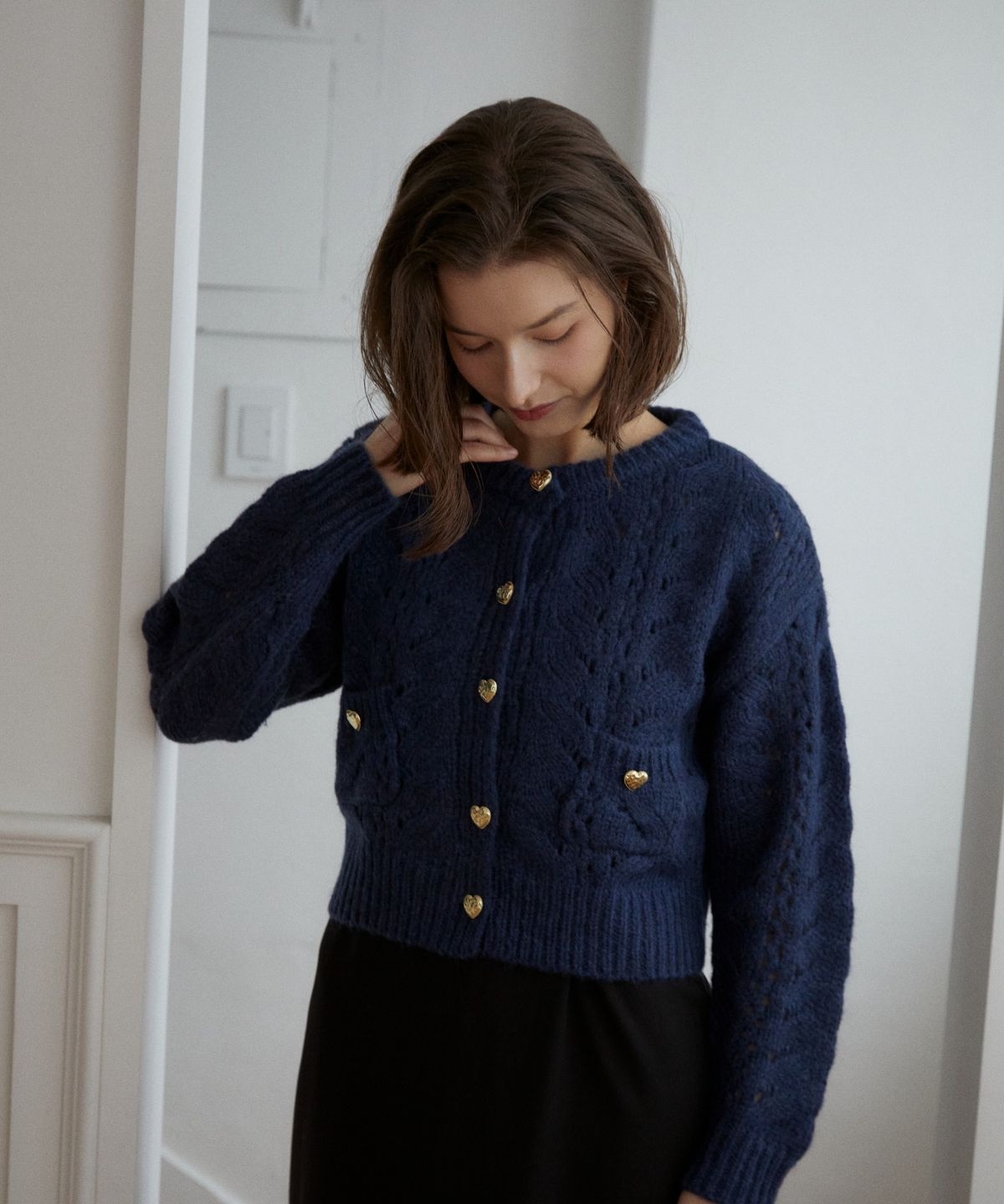 위오이(WIOE) Heart Button Crochet Cardigan_Navy