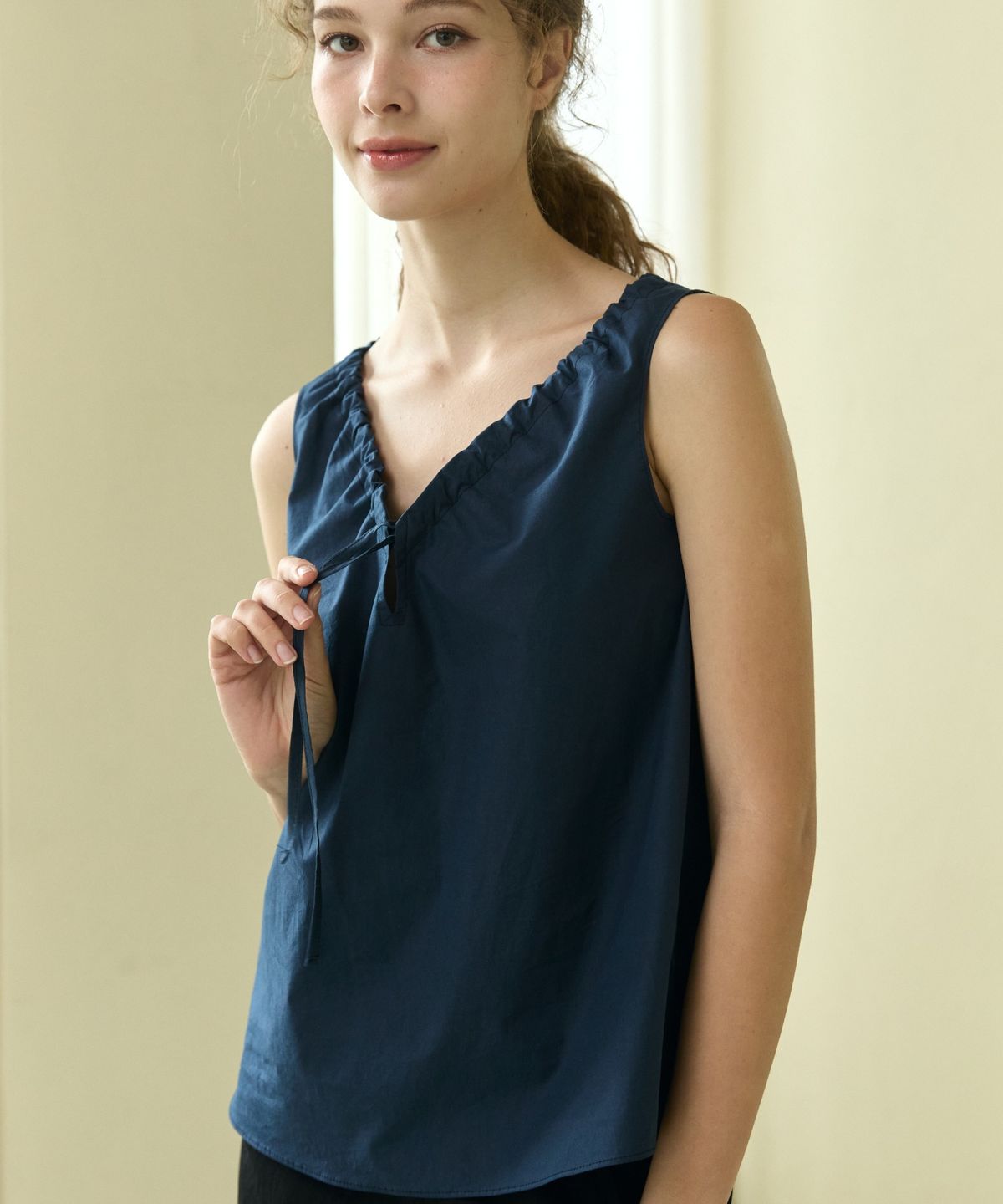 위오이(WIOE) Cotton Ribbon Sleeveless Top_Navy