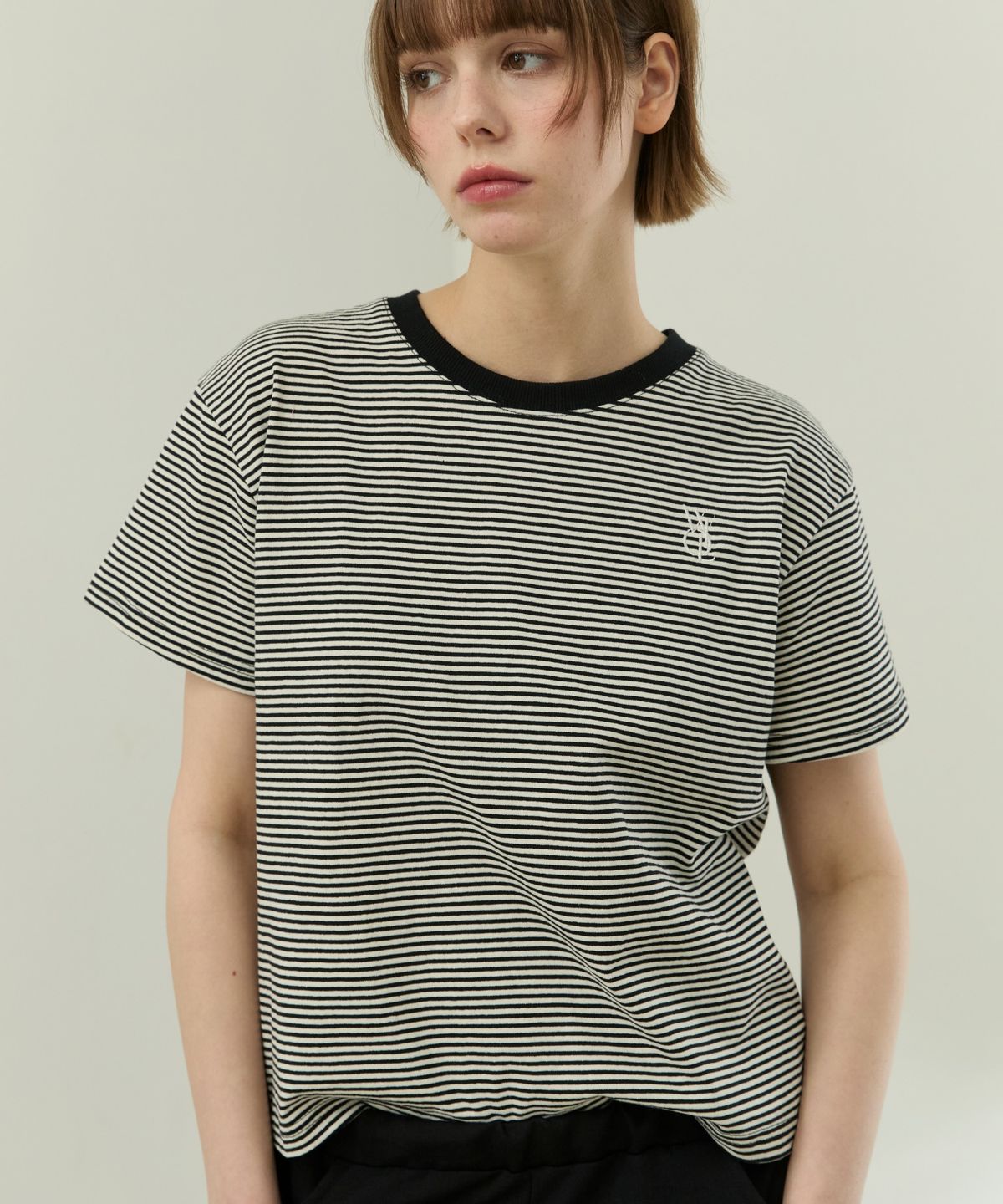 위오이(WIOE) Wioe Logo Stripe T-shirt_Black