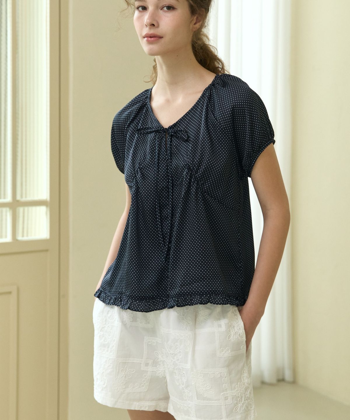 위오이(WIOE) Satin Dot Ribbon Blouse_Navy