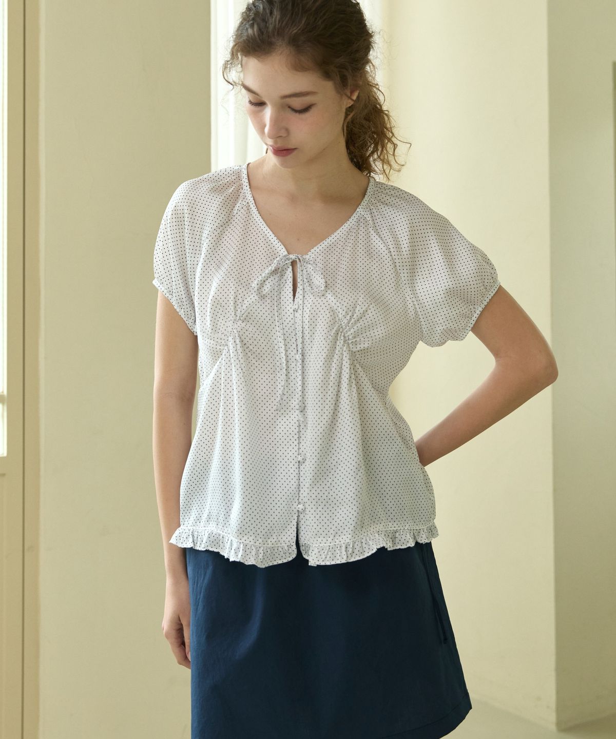 위오이(WIOE) Satin Dot Ribbon Blouse_White