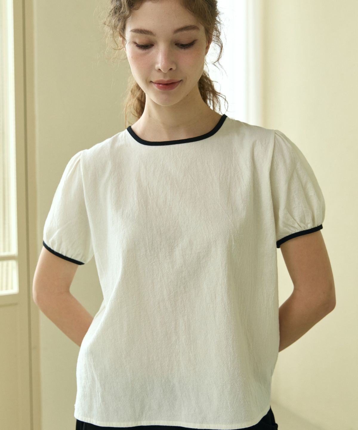 위오이(WIOE) Bean Button Blouse_Cream
