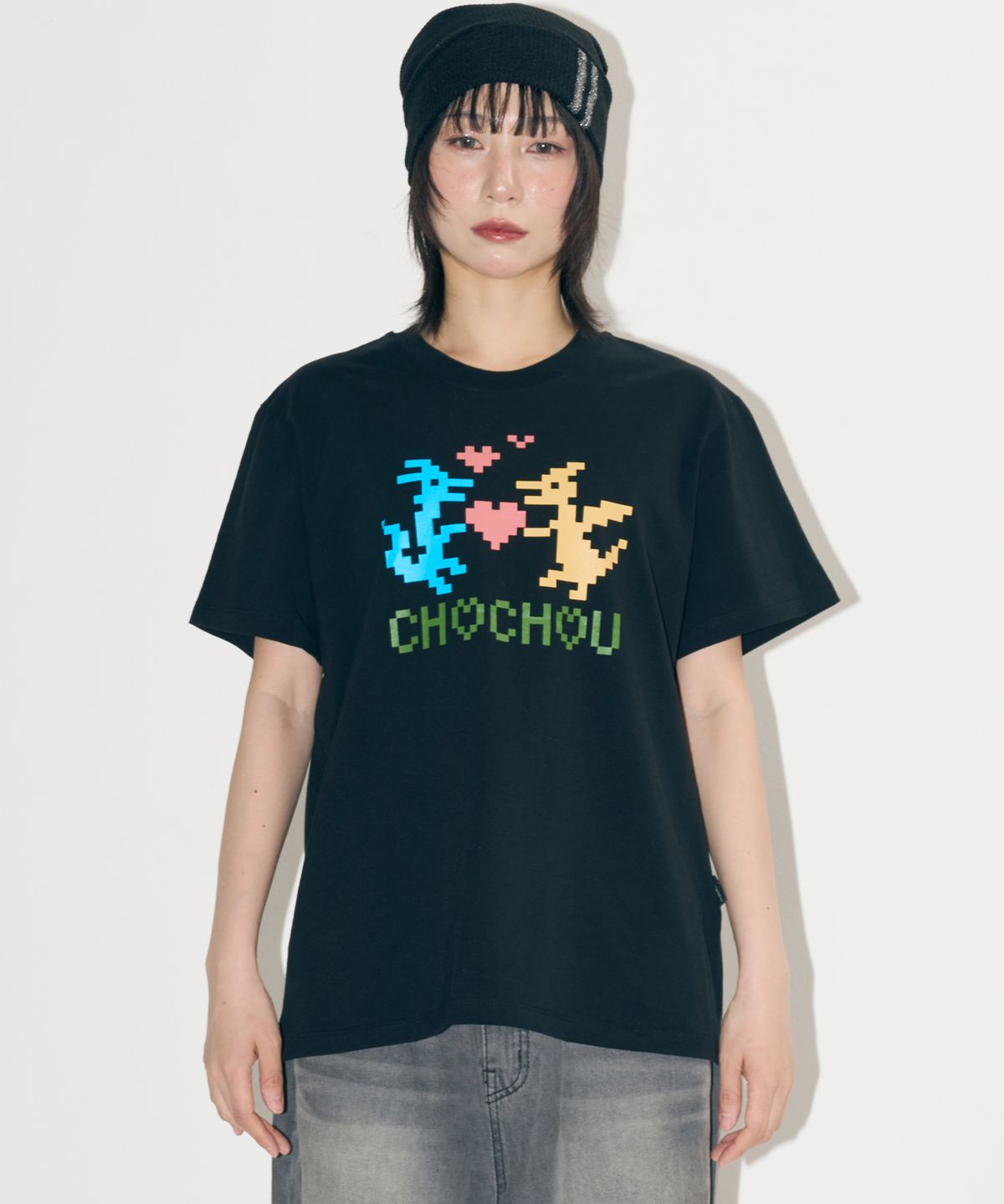 초슈(CHOCHOU) 오버핏 앤션트 픽셀 러브 티 [블랙]