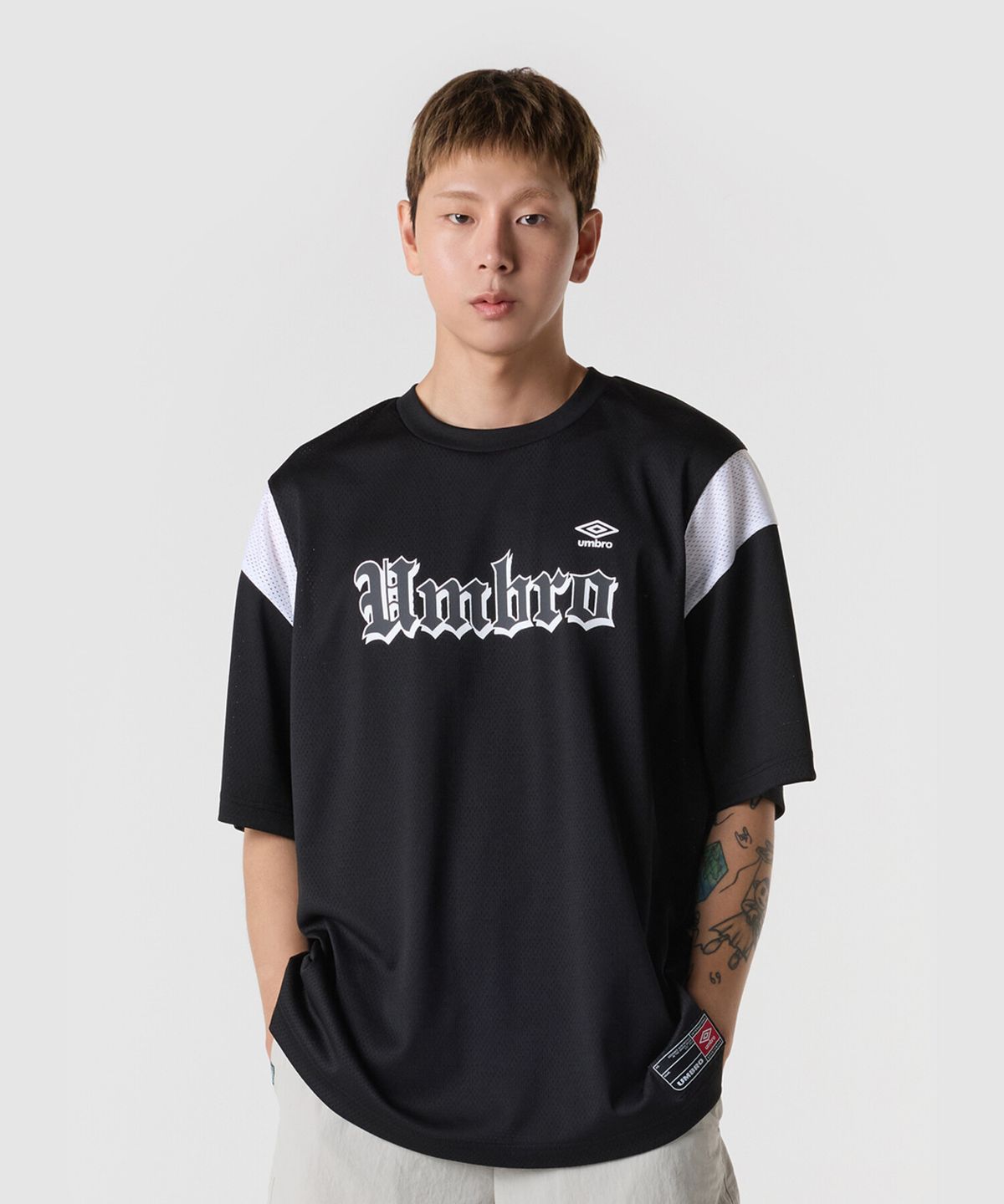 엄브로(UMBRO) 스포티 레터링 메쉬 반팔티셔츠 블랙(UQ321CRS72)