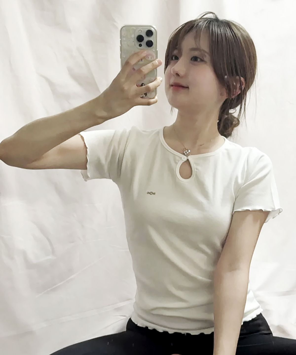 매고렌 서울(MAGORENSEOUL) 메탈 트라이클립스 키홀 넥 티셔츠 화이트
