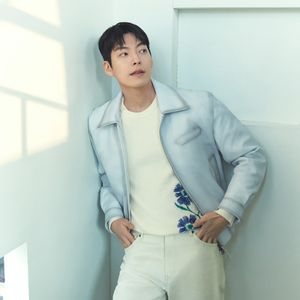 오버핏 플라워 자수 아트웍 풀오버 니트 (FIUCA8103)