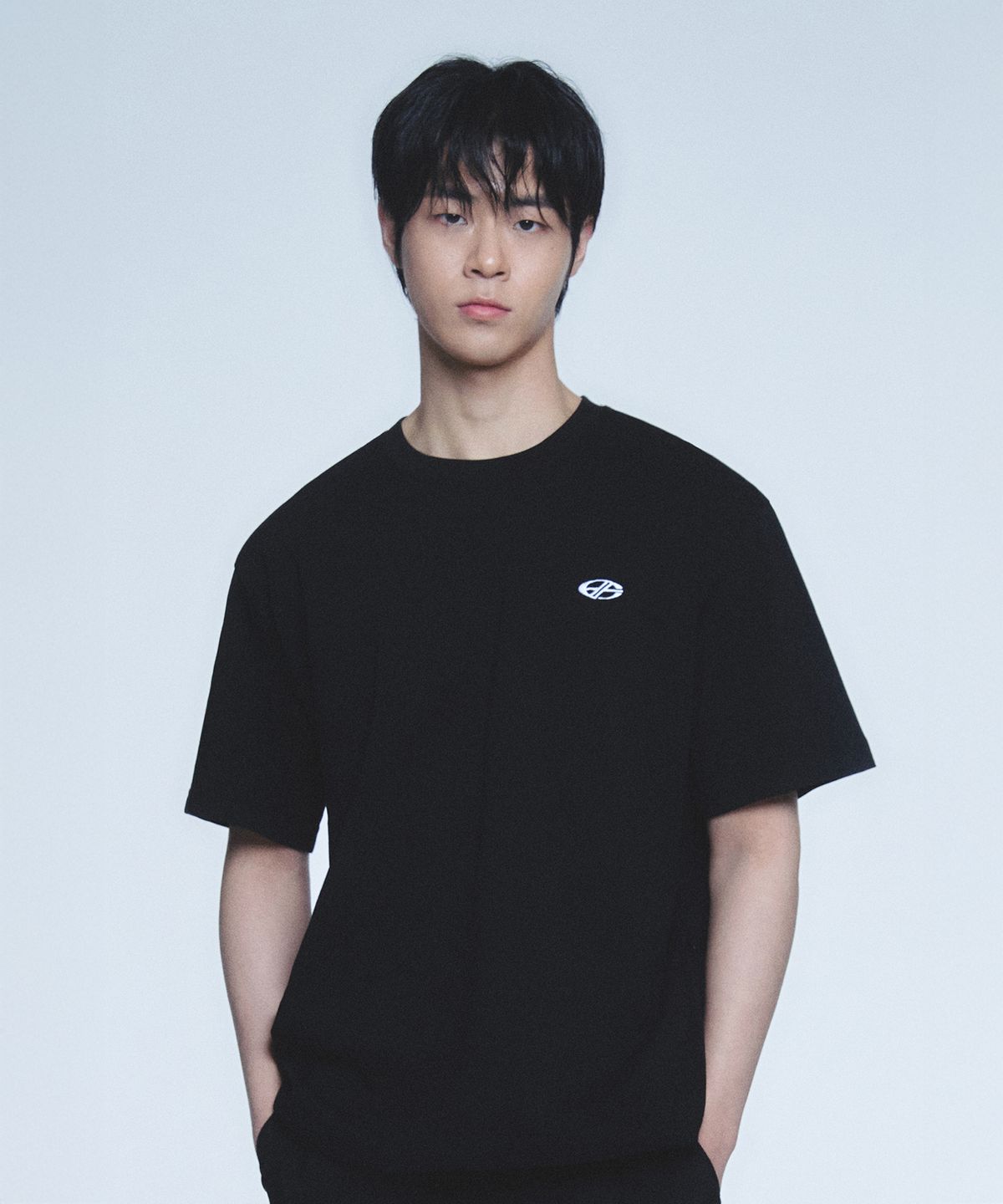 현피트(HYUNFIT) SYMBOL SIDE POCKET T-SHIRT-[BLACK]