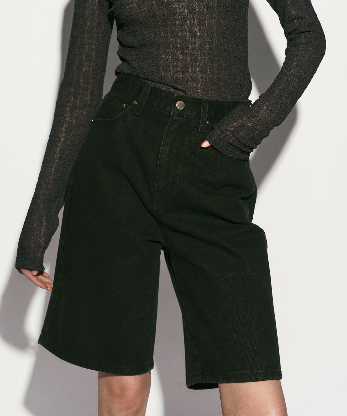 리이(RE RHEE) BERMUDA SHORTS WASHED BLACK