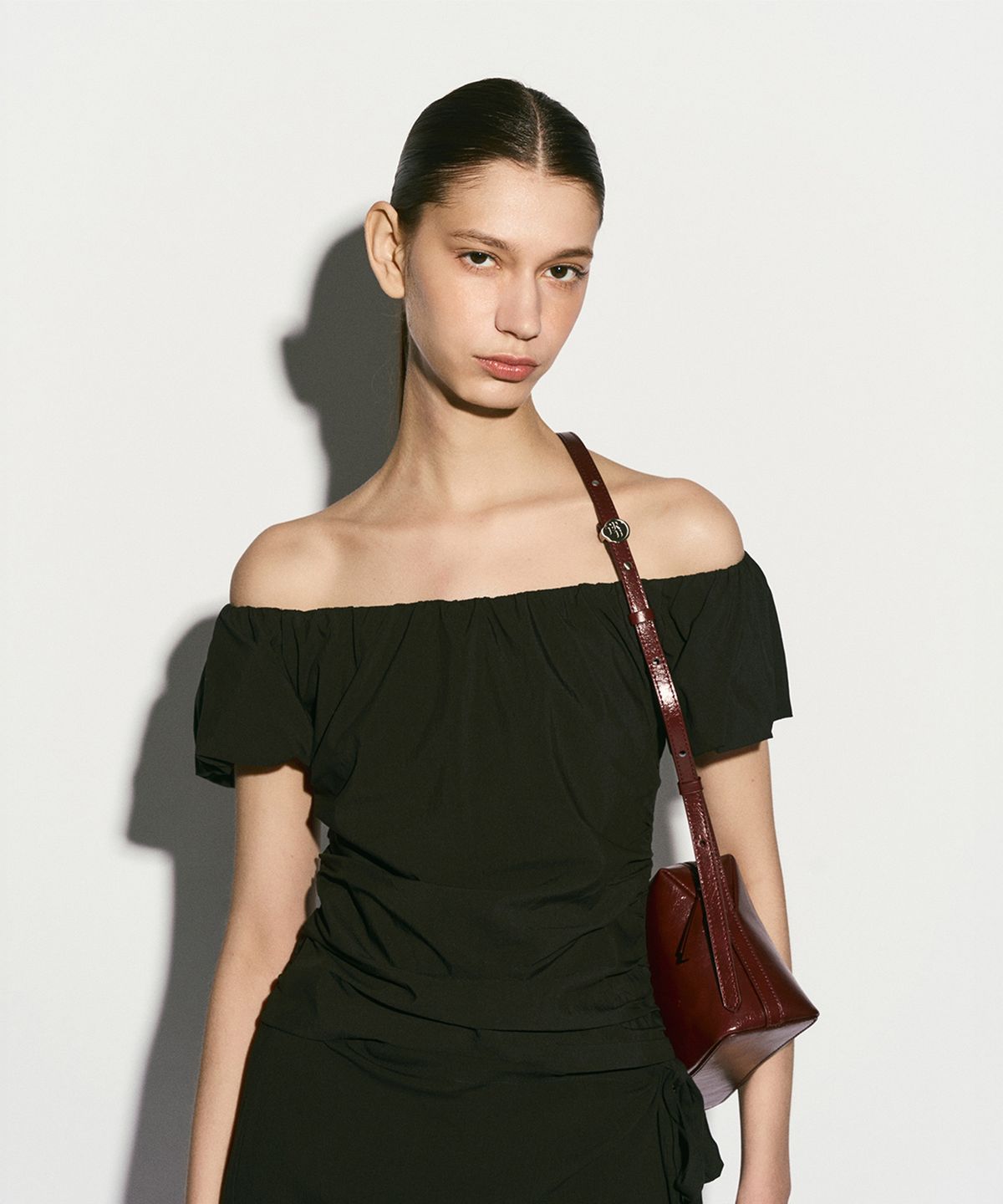 리이(RE RHEE) OFF SHOULDER PUFF SLEEVE BLOUSE