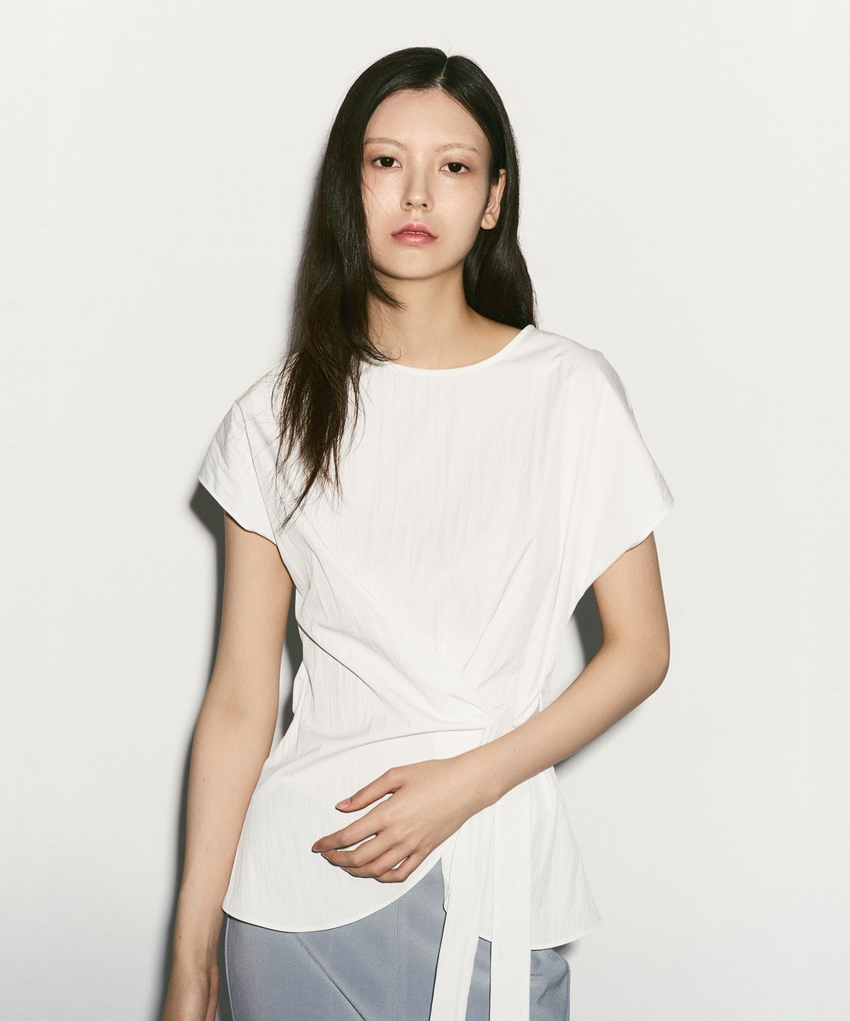 리이(RE RHEE) SIDE TIE TULIP HEM BLOUSE