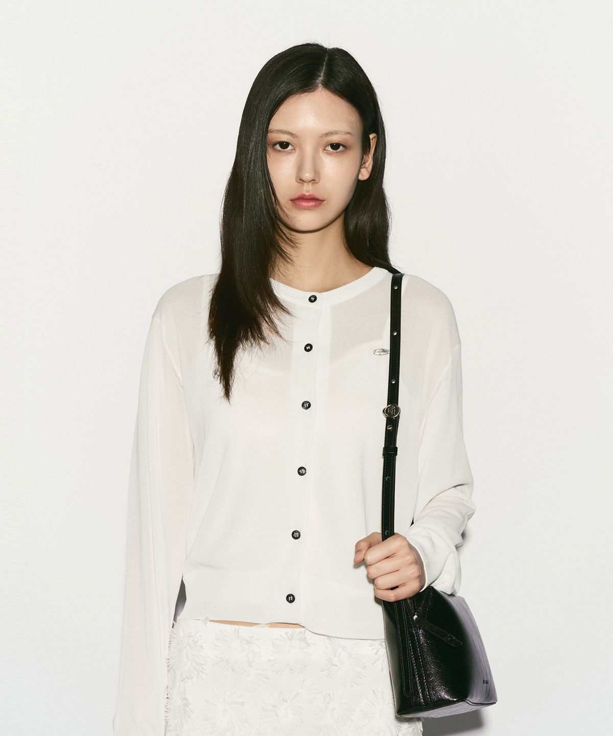 리이(RE RHEE) LOGO PLAQUE CARDIGAN WHITE