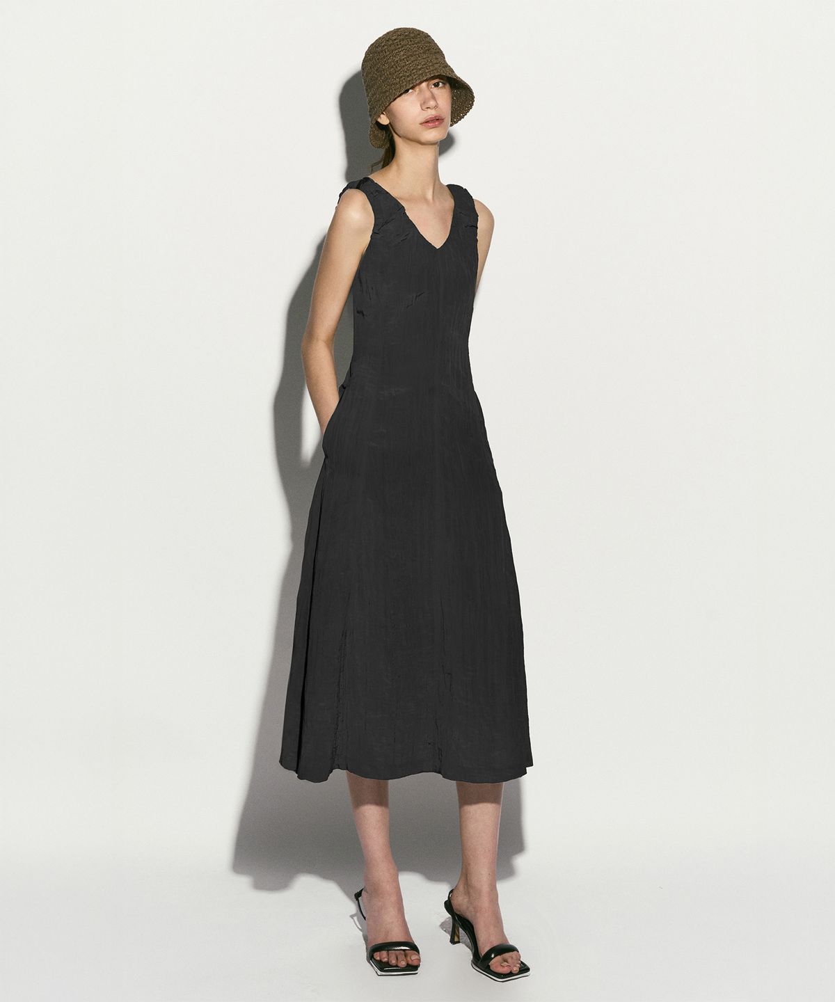리이(RE RHEE) CRINKLED SLEEVELESS MIDI DRESS CHARCOAL GRAY