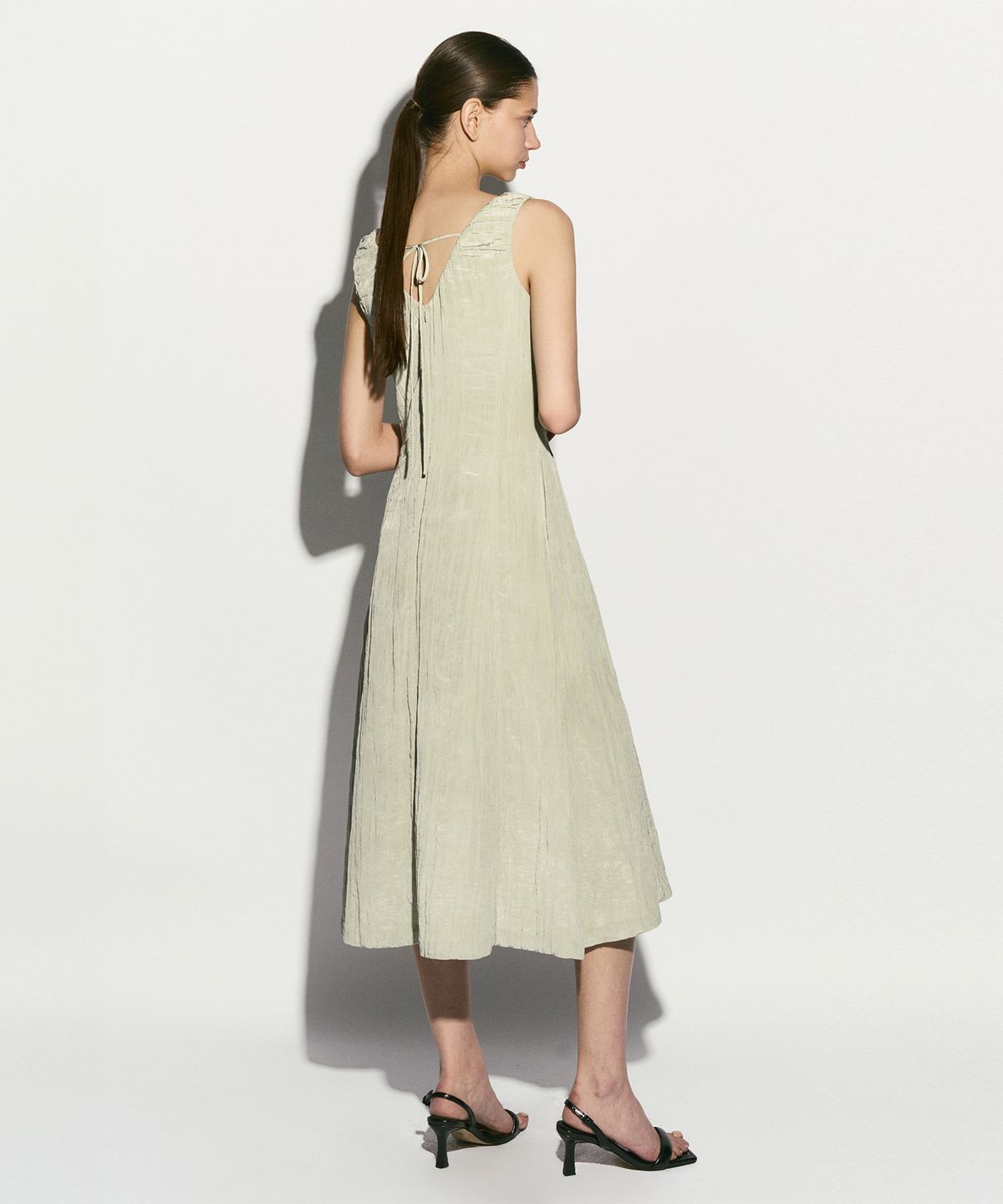 리이(RE RHEE) CRINKLED SLEEVELESS MIDI DRESS MELON