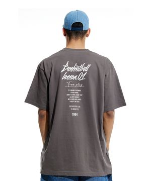 15MIN 쿼터 팀플레이 그래픽 로고 반팔티 차콜 화이트