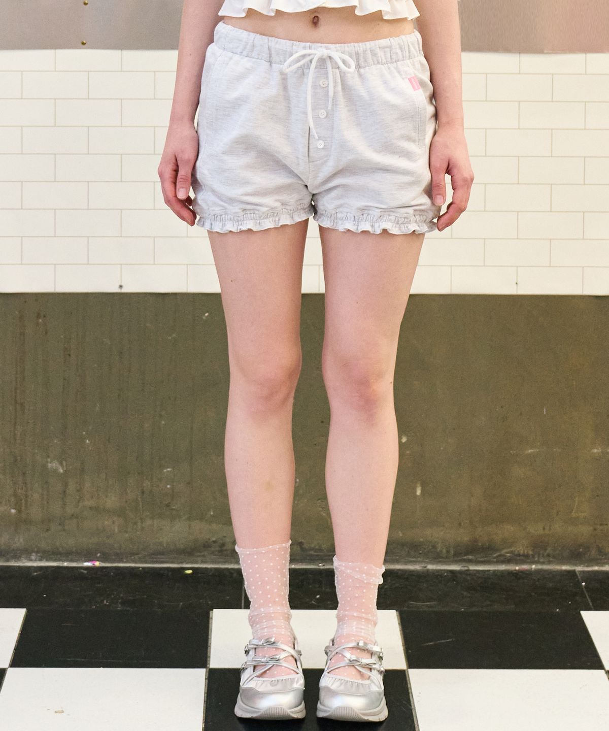 매드핑크(MADPINK) FRILL ZURI SHORTS LIGHT GRAY