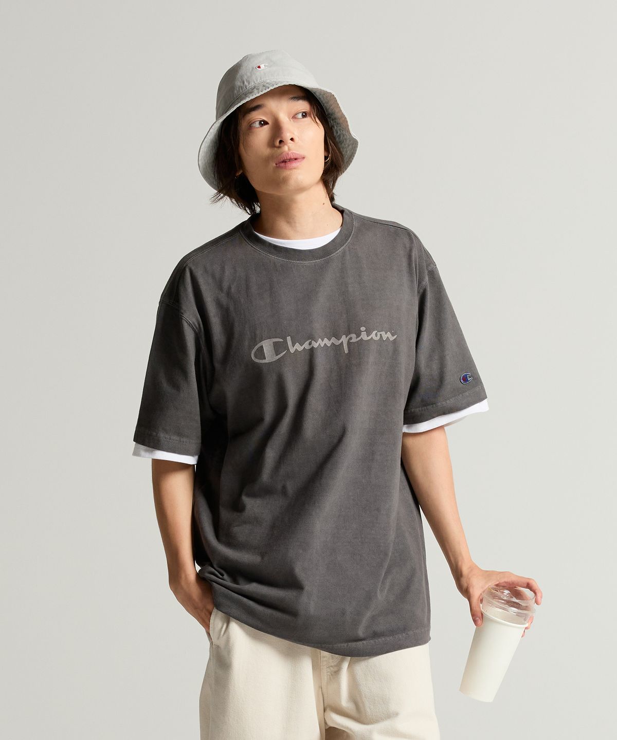 챔피온(CHAMPION) 빅 로고 피그먼트 반팔 티셔츠 Charcoal