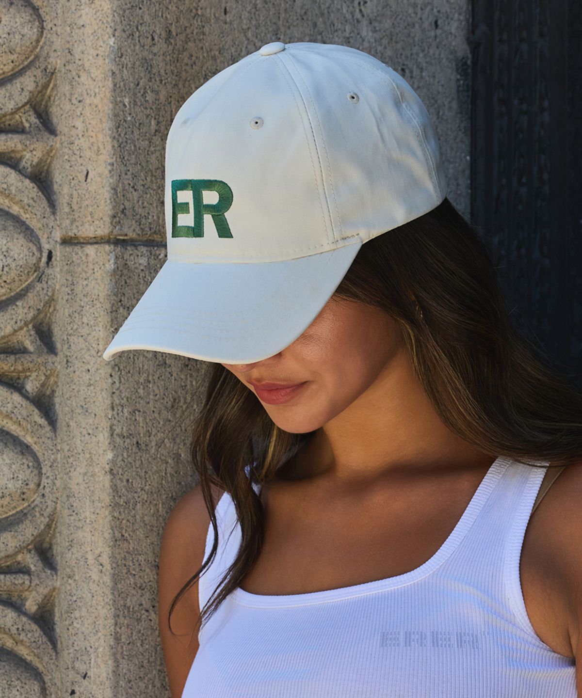 에르에르(ERER) Embroidered ER Logo Artwork Baseball Cap Ivory