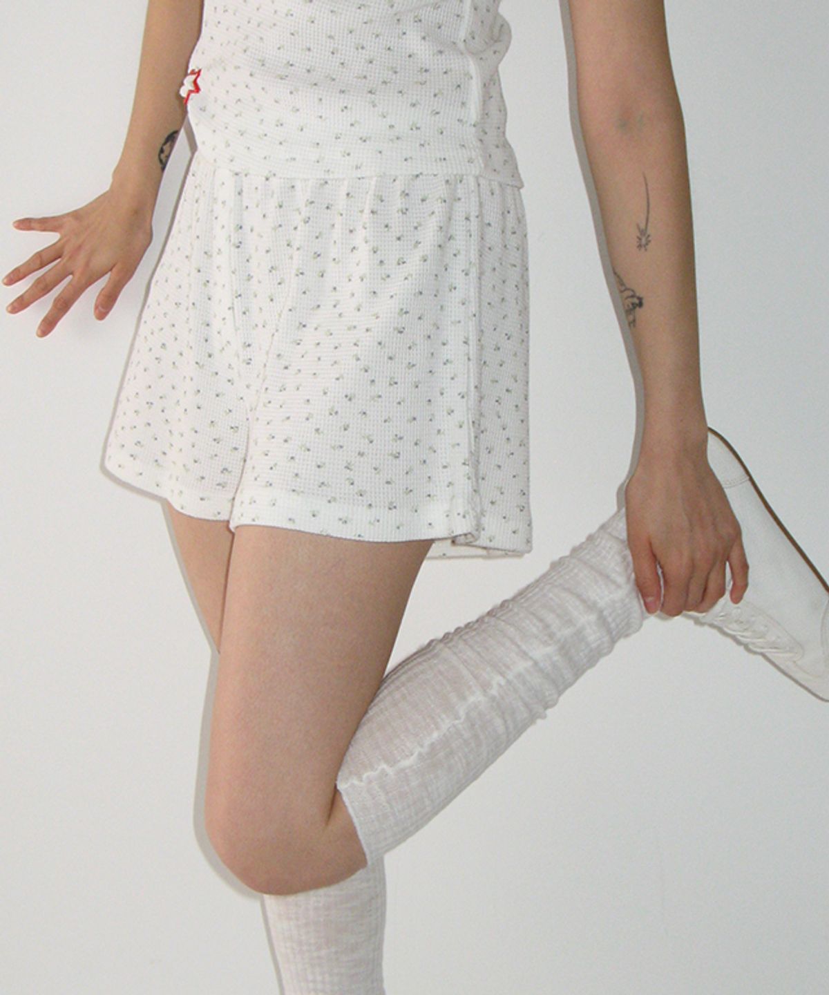 론론(RONRON) WALFFLE FLORAL SHORT PANTS WHITE