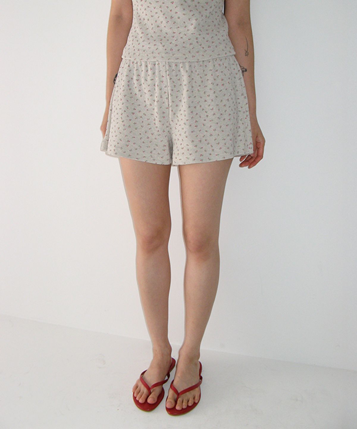 론론(RONRON) WALFFLE FLORAL SHORT PANTS OATMEAL