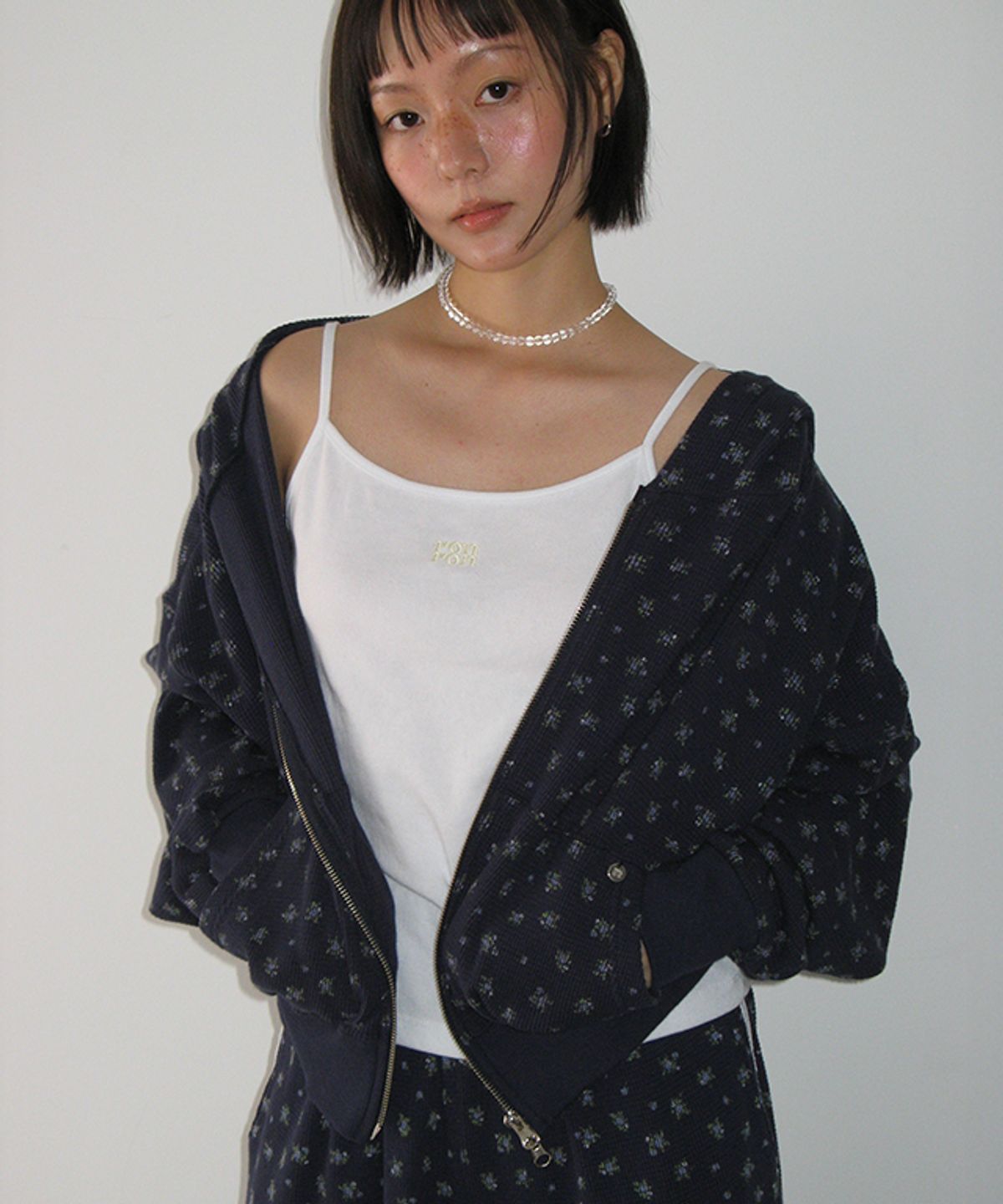 론론(RONRON) WALFFLE FLORAL HOODED ZIP UP NAVY