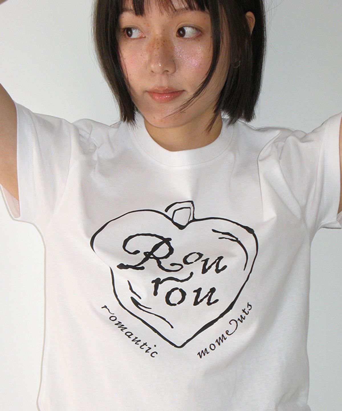론론(RONRON) ROMANTIC PENDANT CROP T SHIRT WHITE