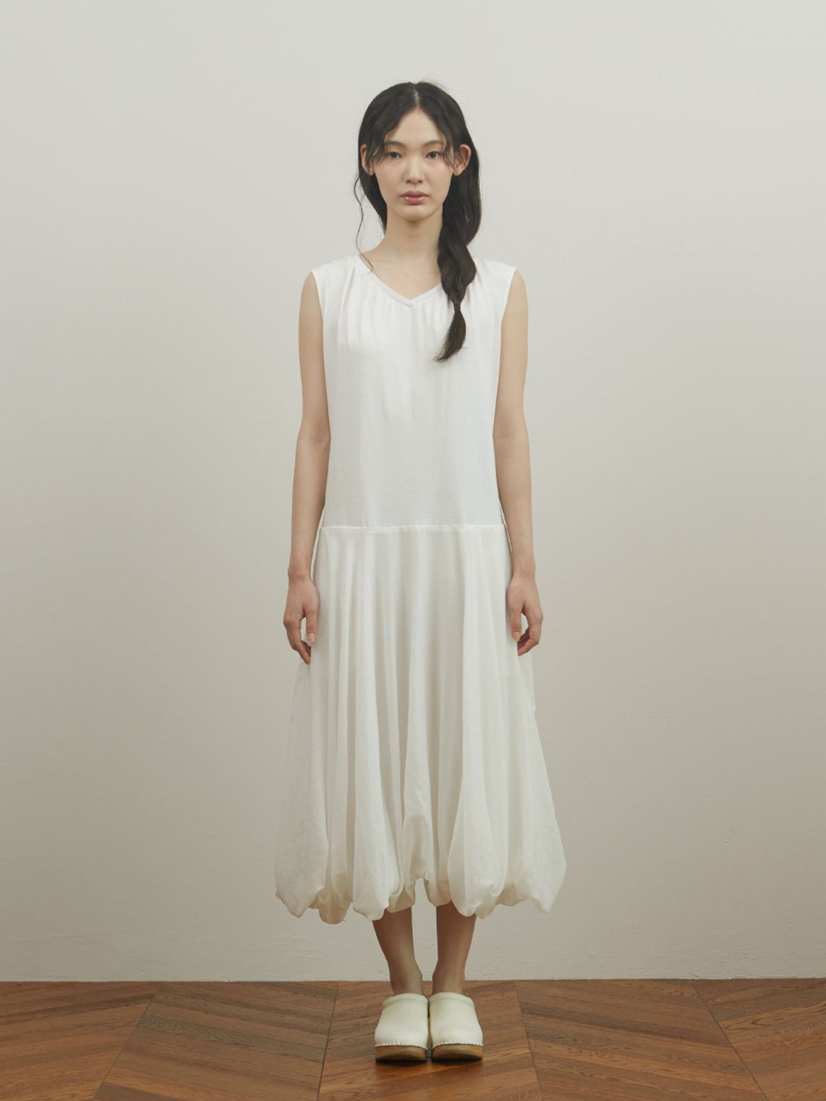 피브스피브스(PEEVES PEEVES) Shirred V-Neck Volume Dress / White