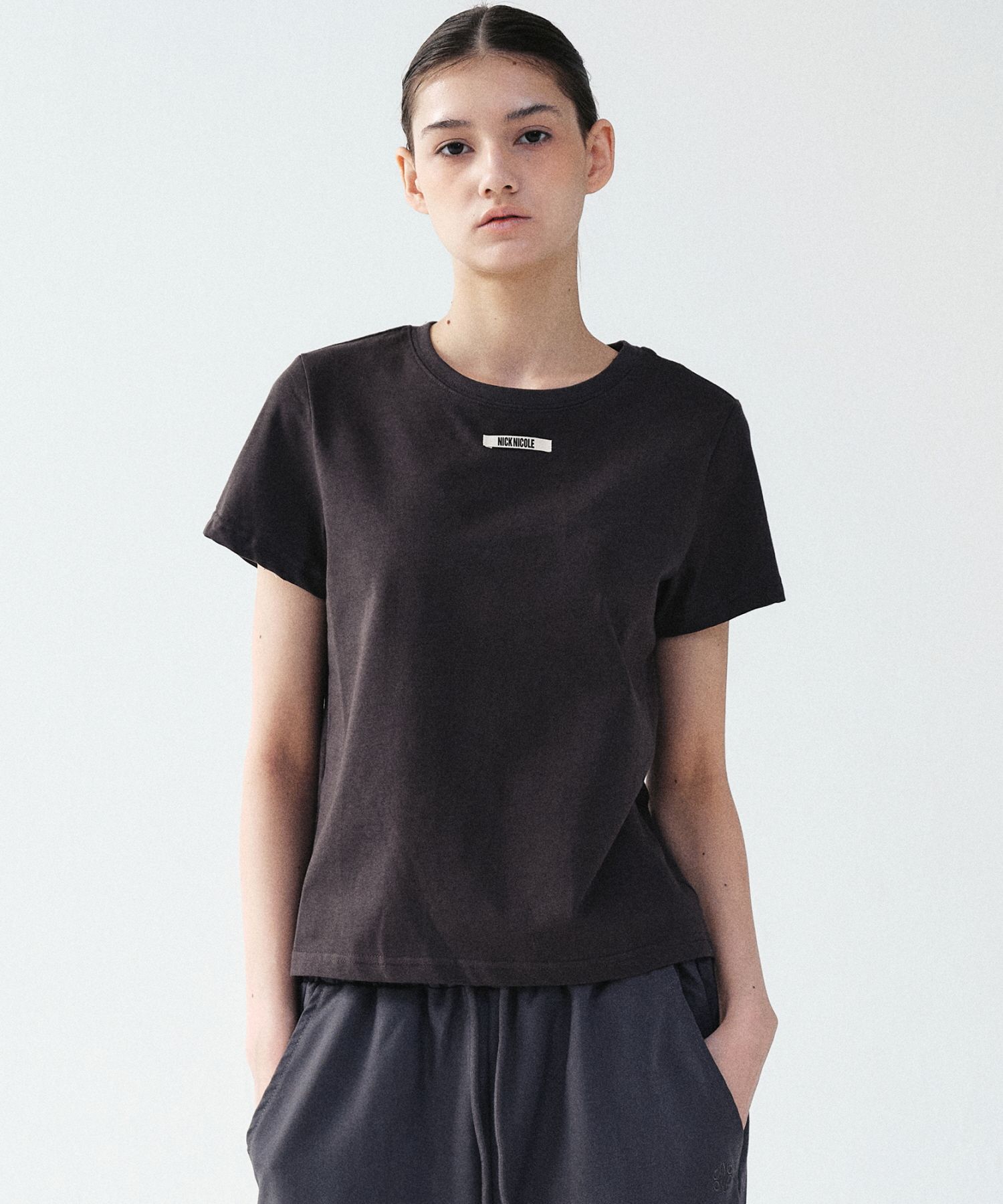 【NICK&NICOLE】 ESSENTIAL NICOLE LABEL SEMI SLIM TOP /追跡付 MUSINSA公式 | NICK&NICOLE ESSENTIAL NICOLE LABEL SEMI SLIM